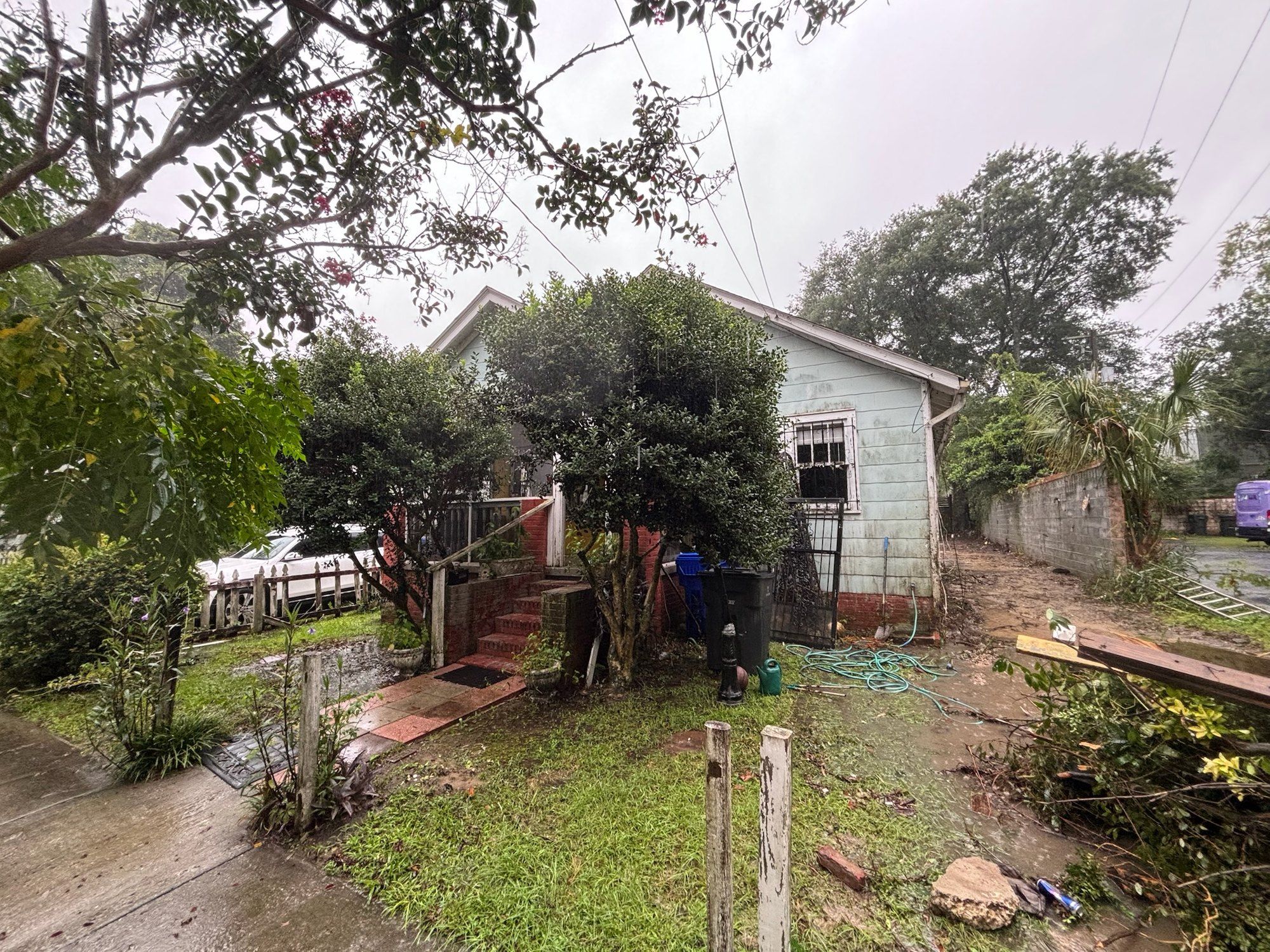 Front of 5 Saint Margaret Street before renovation, overgrown yard